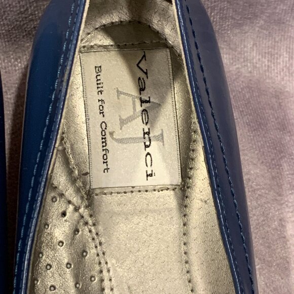 AJ Valenci Flats - Picture 7 of 8